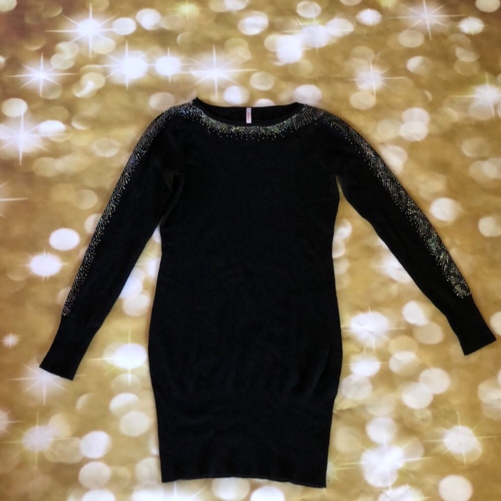 Soft embellished maternity sweater. Tunic length.